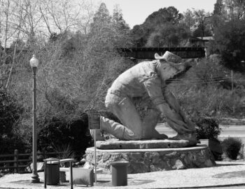 claude chana gold statue